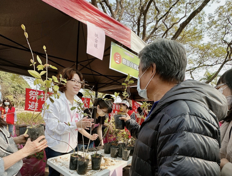 周佳琪(左)親送民眾樹苗。   圖：屏東市公所/提供