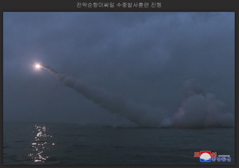 朝中社報導，朝鮮在12日拂曉再度發射2枚戰略巡航導彈，沿著在朝鮮東海設定的、模擬1500公里界限距離的「8」字形飛行軌道，擊中目標   圖：翻攝自朝中社