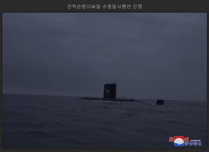 這次朝鮮出動演練的「824英雄艦號」潛艇在朝鮮東海鏡浦灣海域發射2枚戰略巡航導彈，官方聲稱取得預期成果。   圖：翻攝自朝中社