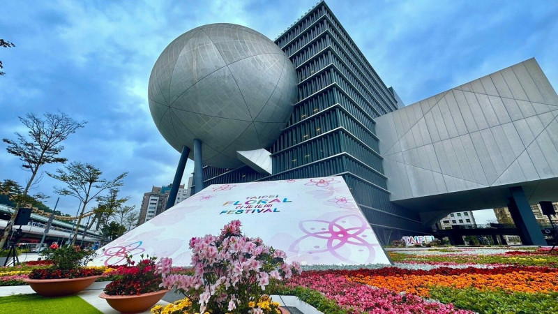今年在台北表演藝術中心，有300多平方公尺大型城市花毯。   圖：翻攝自台北市政府觀光傳播局官網