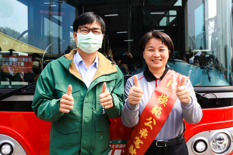 陳其邁(左)與女性模範公車駕駛長比讚。   圖：高雄市政府/提供