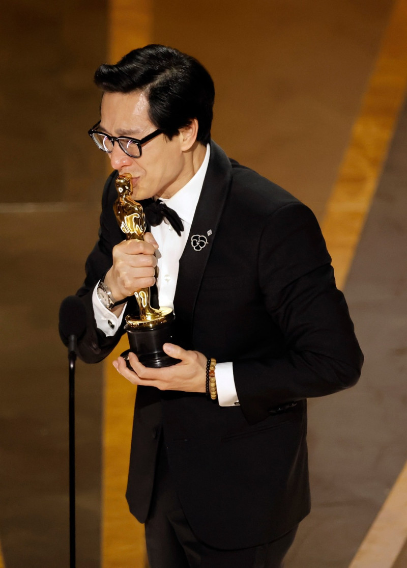亞裔男演員關繼威勇奪第95屆奧斯卡最佳男配角的演員。   圖：翻攝自FB/美麗佳人