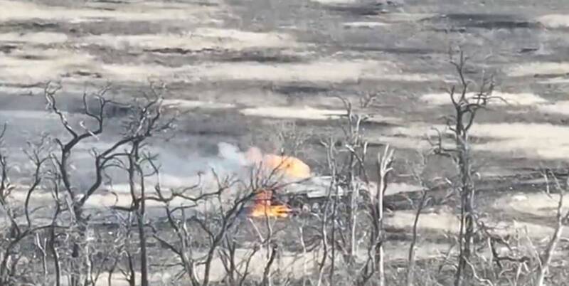 俄軍兩輛BMP步兵戰鬥車遭到烏克蘭武裝部隊摧毀。   圖：翻攝推特