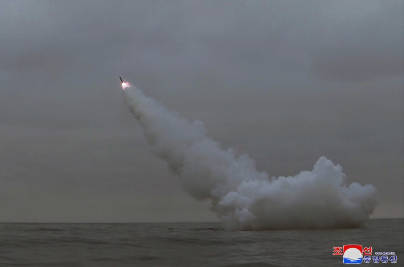 朝鮮13日才宣布，「824英雄艦」潛艇本月12日在朝鮮東海景浦灣水域，發射2枚戰略巡航導彈（圖），沒想到14日又再度試射導彈。   圖：翻攝自朝中社官網