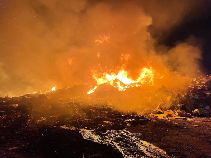 會稽垃圾掩埋場凌晨發生大火。   圖：桃園市消防局/提供