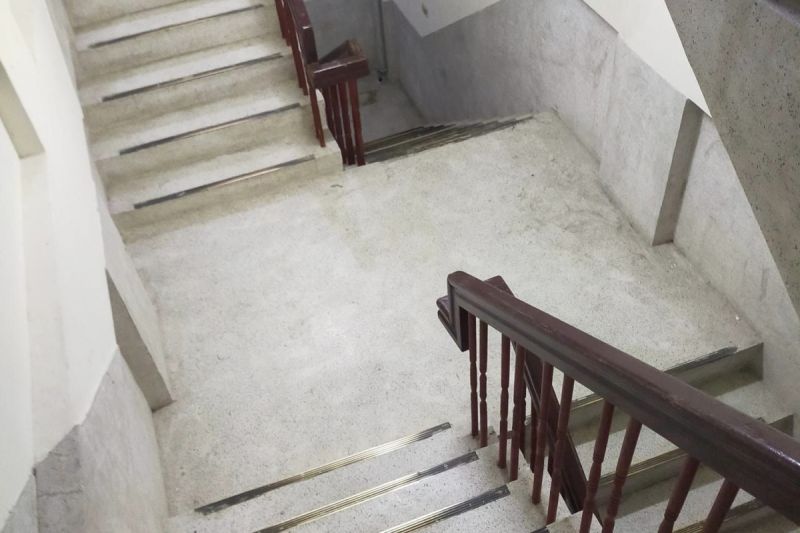 網友發現有處建築物內的樓梯採「X型」設計。   圖／臉書社團《路上觀察學院》