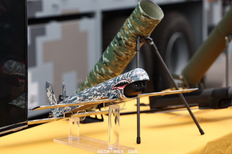 中科院 14 日首度公開自行研製的「台版彈簧刀」巡飛彈無人機系統，可由單兵攜行。   圖: 翻攝自青年日報臉書
