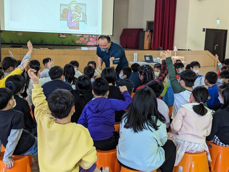 特寵講師洪慶翔全程與孩童做雙向互動，達到宣講效果。   圖：新北市動保處提供