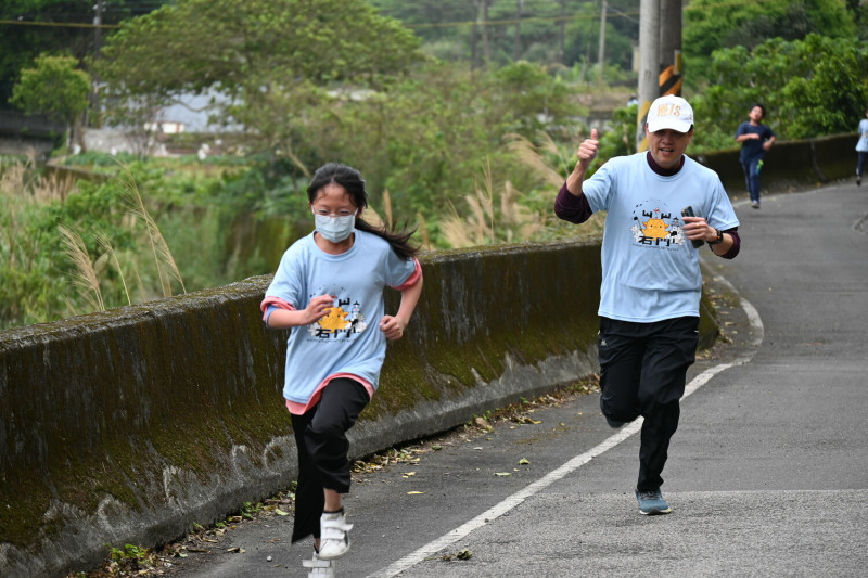 新北市石門國小社區路跑活動，石門國小校長蔡清寬（右）讓孩子從小喜歡運動。   圖：新北市體育處提供