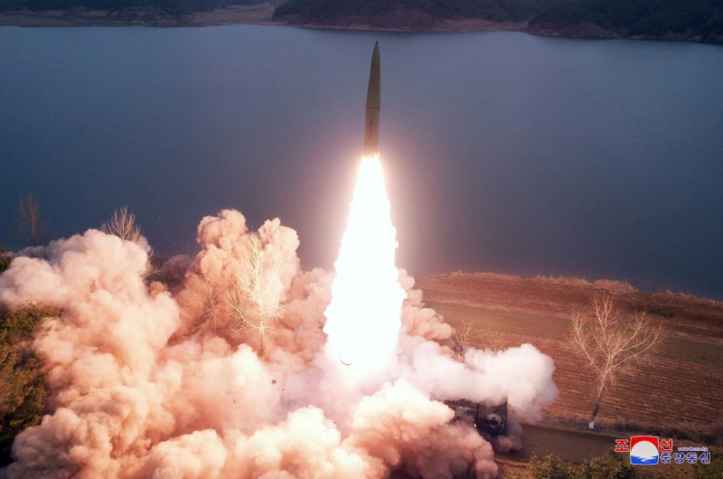 北韓官媒《朝中社》釋出14日發射2枚地對地戰術導彈照片，宣稱進行火力示範射擊訓練。 圖：翻攝朝中社