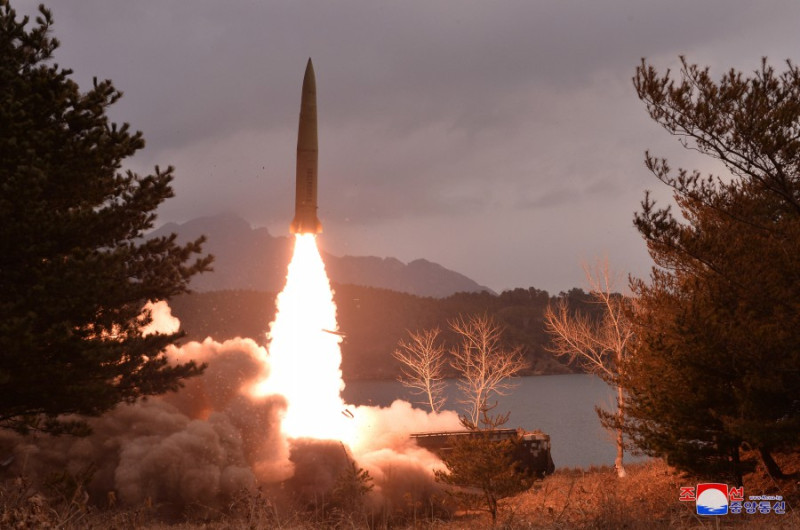 北韓積極發展核武。圖為可搭載核彈頭地對地戰術導彈試射。   圖：翻攝朝中社(資料照片)