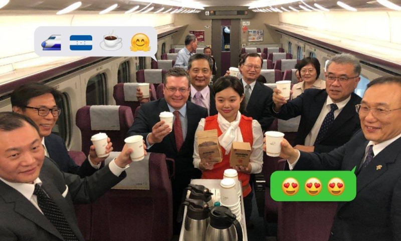 台灣高鐵引進宏都拉斯小農咖啡，時任駐台大使謝拉（Rafael Sierra，左三）前往參與活動。   圖：翻攝自外交部臉書（資料照）