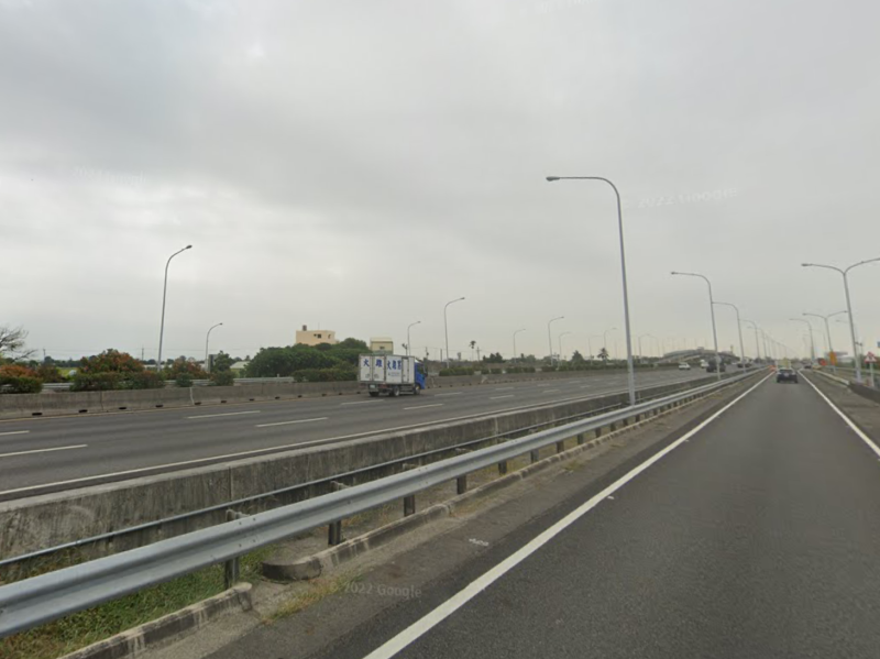 高速公路局表示，國道1號西螺交流道230K+469穿越橋進行改建，南向出口集散道路將縮減為1車道。   圖：翻攝自Google map