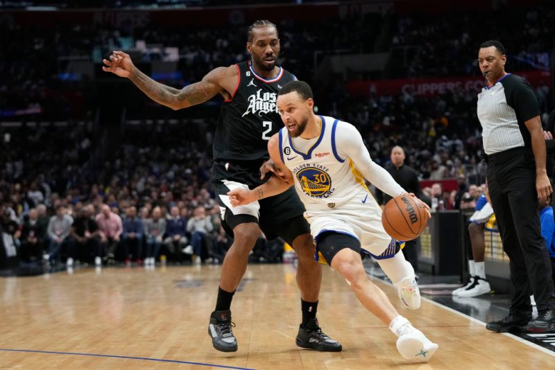 勇士後衛Stephen Curry和快艇前鋒Kawhi Leonard也在比賽中對位。   圖／美聯社／達志影像