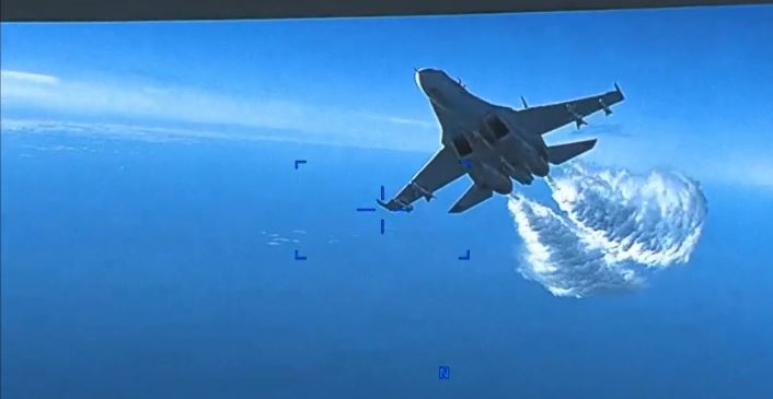 美軍16日公布的畫面可見Su-27戰機逼近、傾倒燃油的關鍵一幕。   圖：翻攝推特