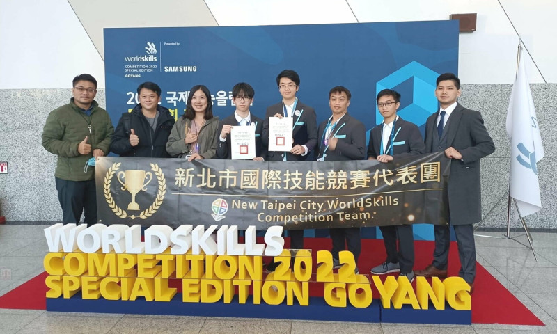 新北高工學生葉家均（左4）錄取台灣科技大學機電技優專班，曾代表台灣參加國際技能競賽，取得國際銀牌。   圖：新北市教育局提供