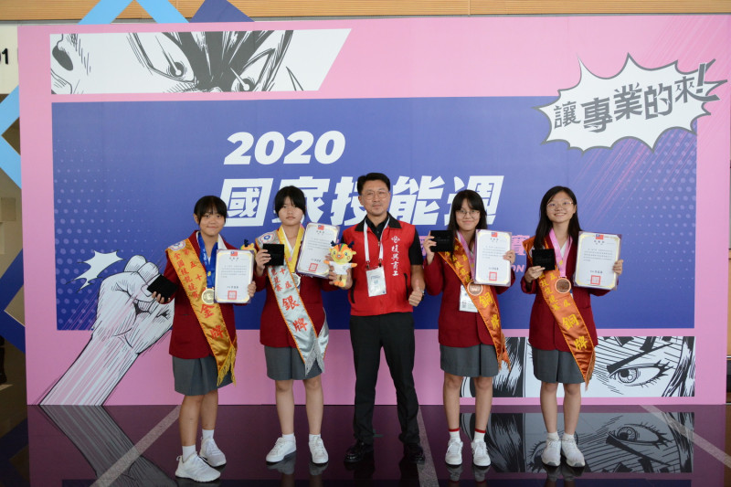 復興商工學生郭宥岑（左1） 錄取國立台北科技大學工業設計系，曾於全國技能競賽平面設計技術榮獲金牌。   圖：新北市教育局提供
