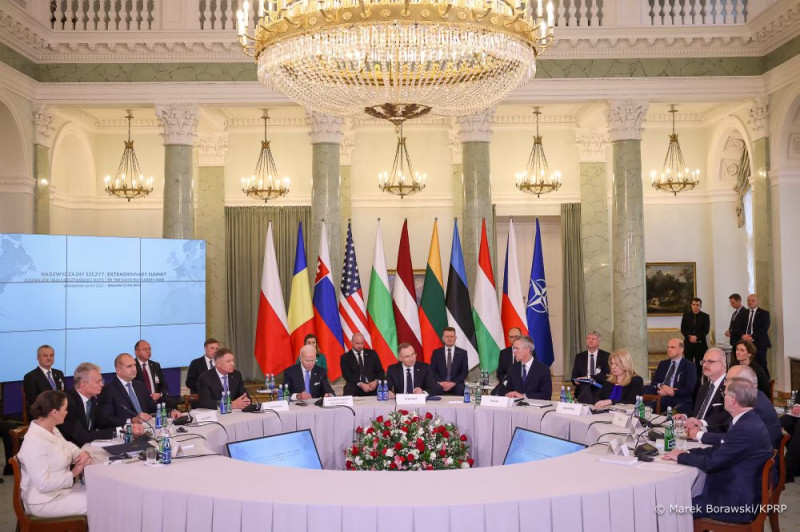 美國總統拜登、波蘭總統杜達與北約祕書長史托騰伯格等人出席在華沙舉行的「布加勒斯特九國」（Bucharest Nine，簡稱B9）會議。   圖：翻攝自杜達推特（資料照）