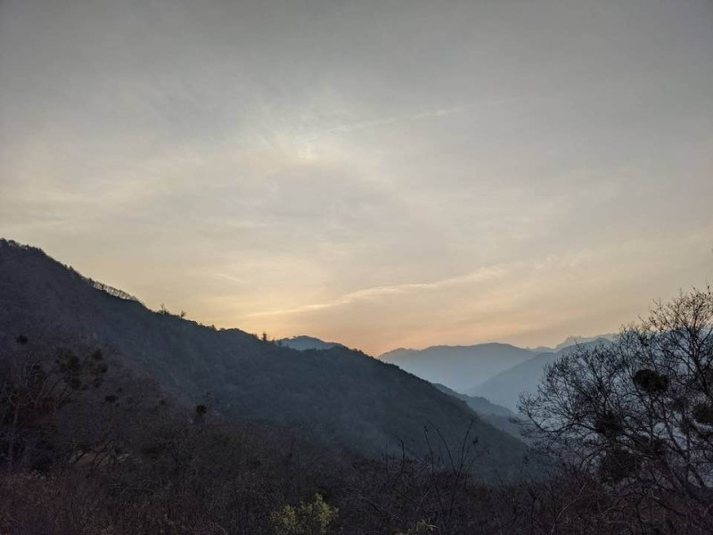 中央氣象局鄭明典指出，今天有鋒面前暖區的天氣特徵，因此白天會炎熱。   圖：翻攝自中央氣象局長鄭明典臉書