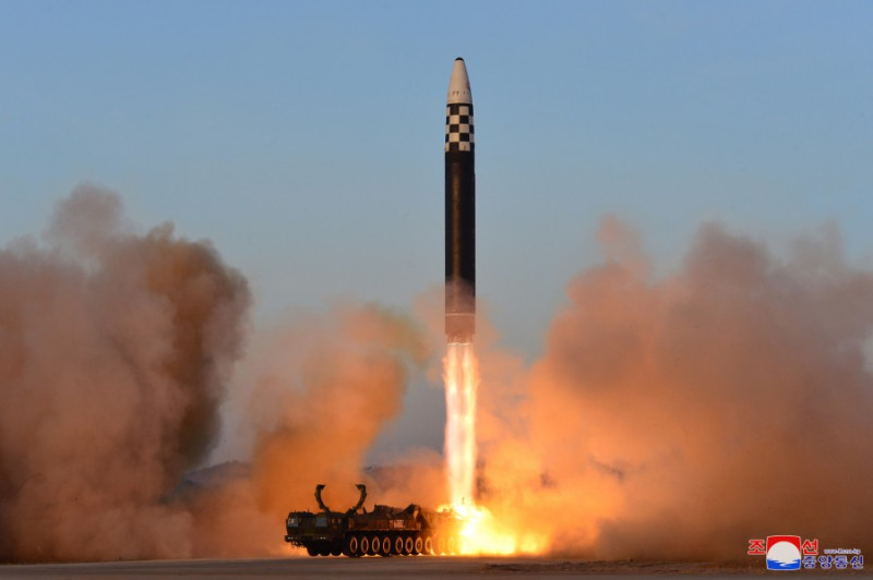 北韓16日進行「火星-17」洲際彈道導彈發射訓練。   圖：翻攝朝中社