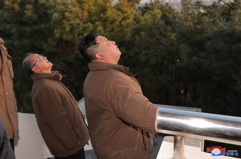 北韓16日進行「火星-17」洲際彈道導彈發射訓練。以高射角方式射擊，刻意放上金正恩與官員抬頭仰望照片。   圖：翻攝朝中社