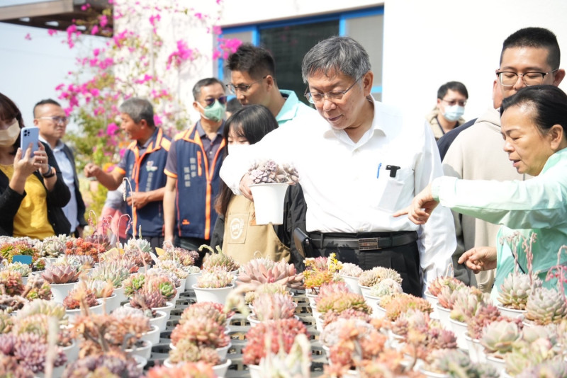 民眾黨主席柯文哲訪彰化田尾花卉產業。   圖：民眾黨 / 提供