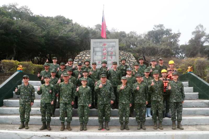 陸軍司令徐衍璞上將17日親赴二膽島慰勉官兵。   圖：陸軍司令部提供