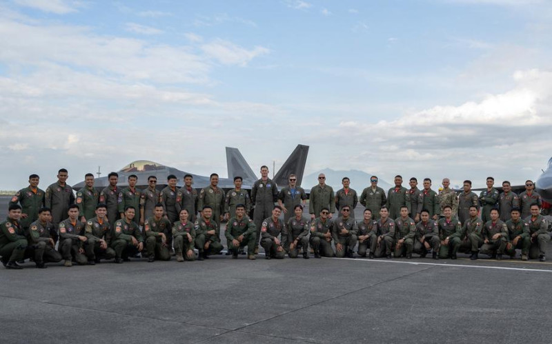 美國和菲律賓飛行員在菲律賓克拉克空軍基地與空軍F-22猛禽合影。   圖：翻攝U.S. Embassy in the Philippines(資料照)