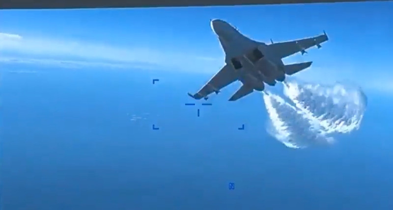 針對一架美軍 MQ-9「死神」無人機遭俄戰機近逼墜毀黑海，俄羅斯宣稱其自行失控墜海。   圖：截自推特@NiKiTa_32156