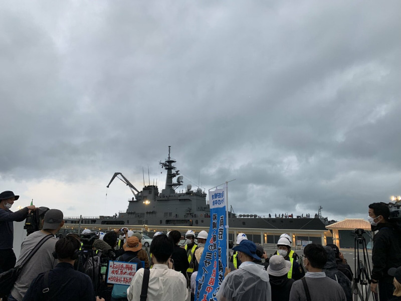 日本防衛省18日向位於沖繩縣石垣島(石垣市)的陸上自衛隊石垣駐地運入導彈等彈藥。港口聚集反對居民。   圖：翻攝@ZENKOofficial推特
