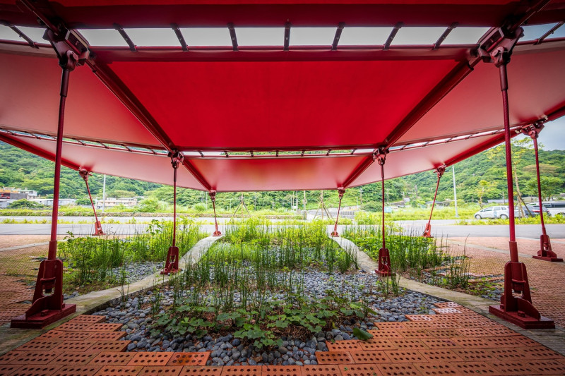 「猴硐遊客中心」頂棚的排水滲入中庭透水鋪面下的土壤，或導引雨水到雨水花園，涵養地下水，強調環境永續的設計理念。   圖：新北市觀旅局提供