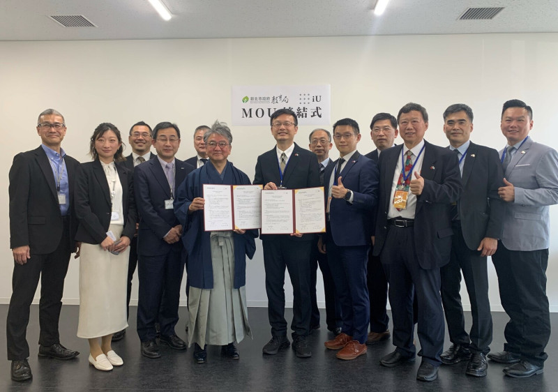 新北市教育局長張明文（右7）與日本IU大學簽訂國際交流合作MOU。   圖：新北市教育局提供