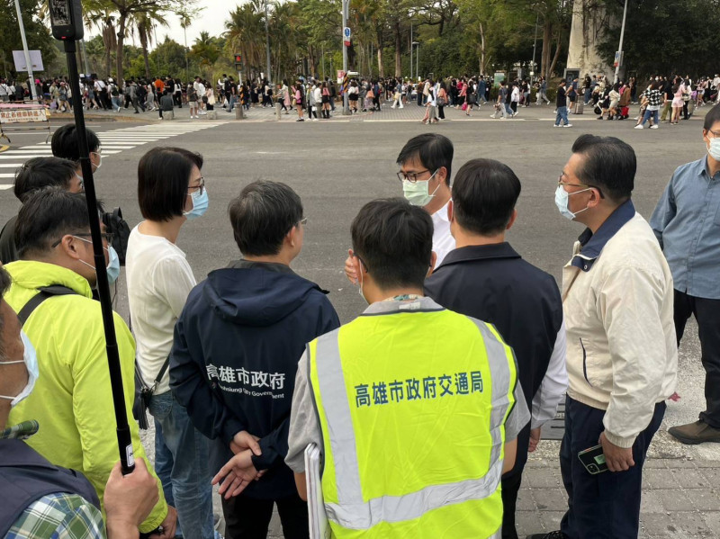 陳其邁(右三)親至主場館應變中心督軍疏運工作。   圖：高雄市交通局/提供