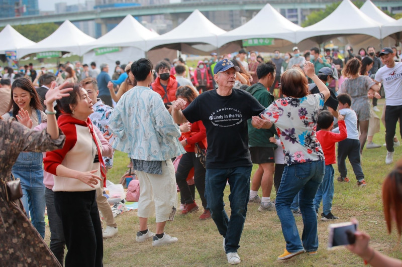 民眾一起隨著音樂搖擺一下Swing Dance。   圖：新北市水利局／提供