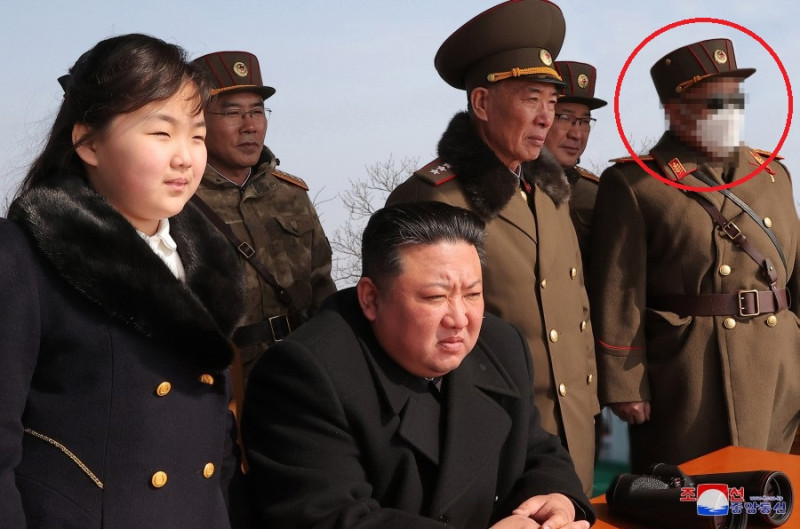 北韓官媒《朝中社》釋出19日進行所謂「核反擊假想綜合戰術訓練」照片，金正恩身邊出現一名戴口罩、墨鏡的男子，而且還刻意被「馬賽克」處理。   圖：翻攝朝中社