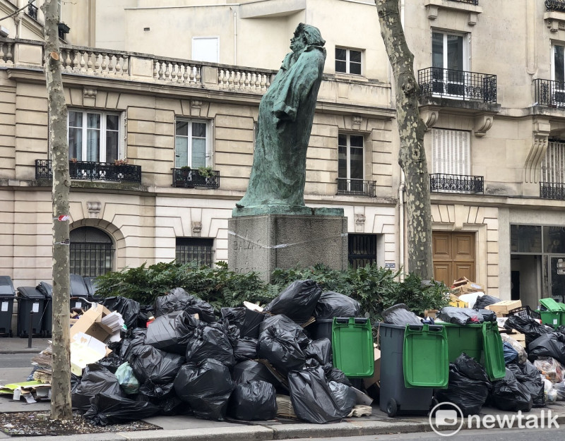 受延長退休年齡法令影響，法國巴黎市垃圾清潔工罷工，街頭隨處可見堆積垃圾。   圖：蔡筱穎攝