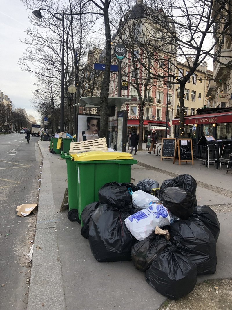 受延長退休年齡法令影響，法國巴黎市垃圾清潔工罷工，街頭隨處可見堆積垃圾。   圖：蔡筱穎攝