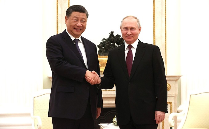 習近平（左）會選擇先前往俄羅斯與普丁（右）商議「促談謀和方案」，就是看準了這可以對中國帶來的外溢效應。   圖：翻攝克里姆林宮網站