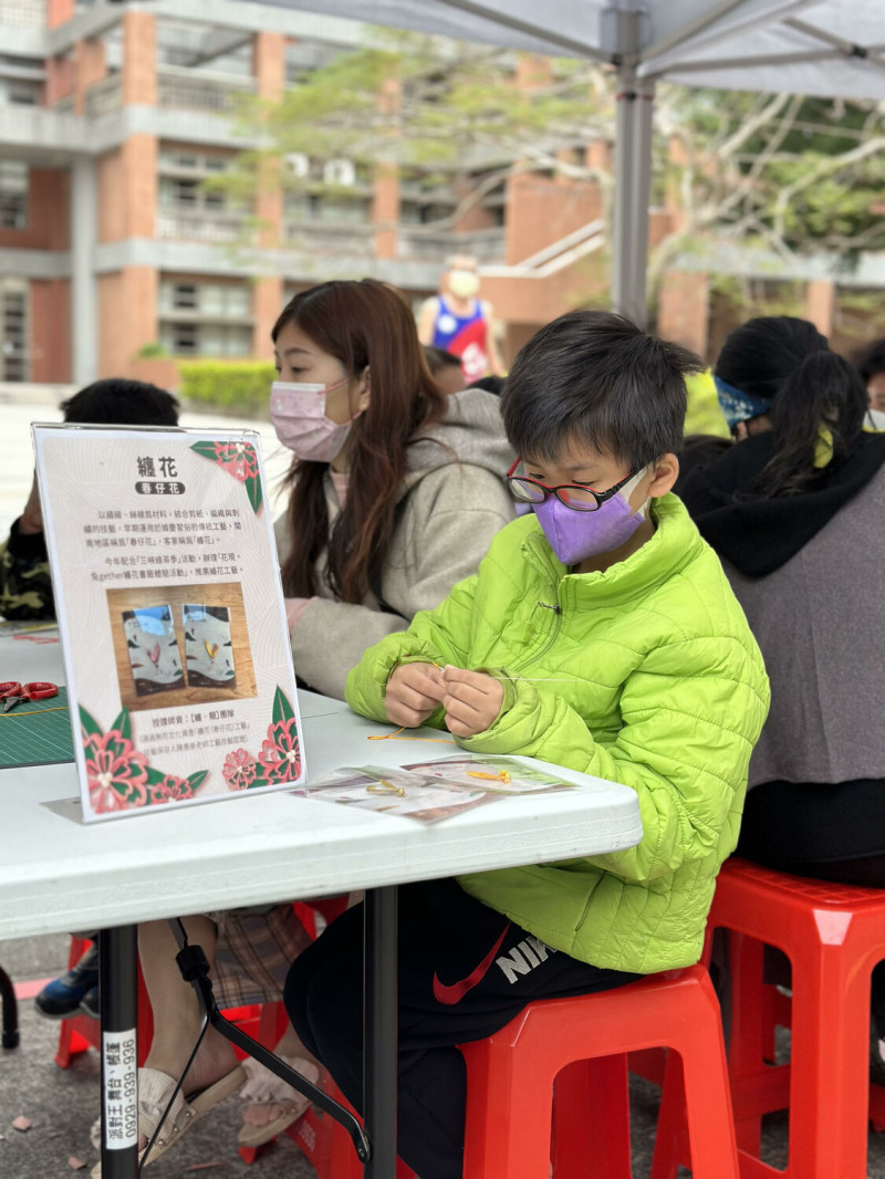 於纏花DIY活動中，讓民眾認識纏花工藝在族群文化中的背景與介紹。   圖：新北市客家局提供