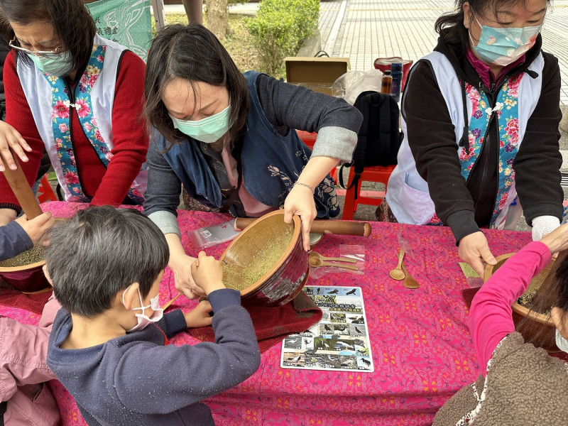 運用三峽青心柑種碧螺春製作客家擂茶DIY。   圖：新北市客家局提供