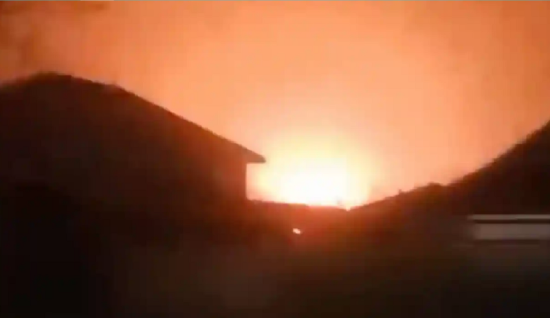 俄國佔領區克里米亞（Crimea）半島北部贊科伊（Dzhankoi）21 日發生爆炸，載有俄軍「口徑」巡弋飛彈的列車遭炸毀。   圖: 翻攝自烏克蘭內務部長顧問 Anton Gerashchenko 推特
