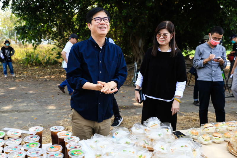 高雄市長陳其邁準備了相當多高雄特色美食前來劇組探班。   圖 : 高雄市政府提供