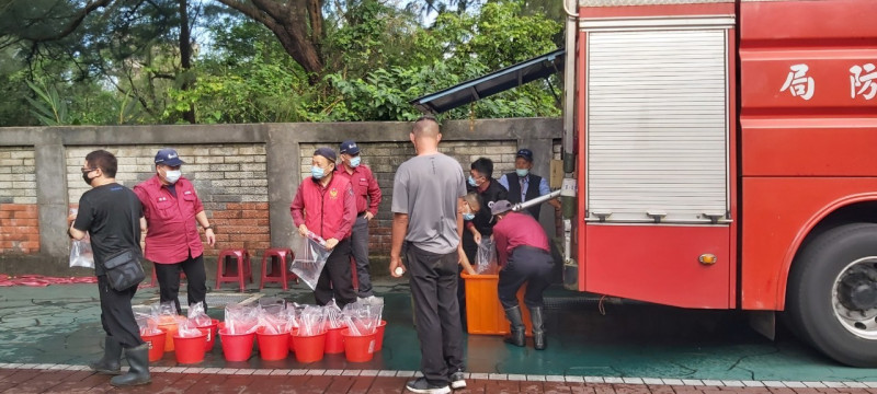 金山消防分隊供水站提供掃墓滅火水源。   圖：金山區公所提供