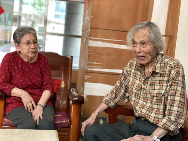 國家人權博物館表示，曾於2021年探視鍾逸人前輩（右）及其夫人（左），當時鍾逸人已高齡101歲，談話中氣十足。   圖：國家人權博物館提供