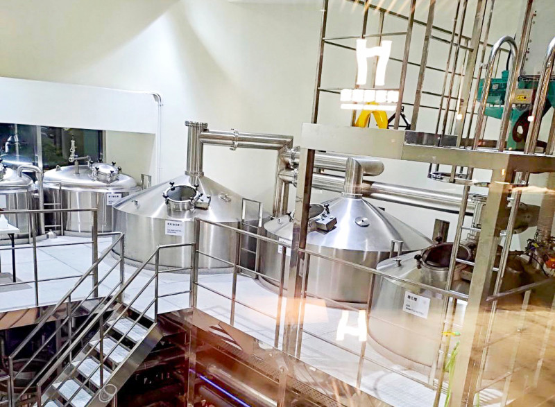 啤酒頭釀造觀光酒廠特別引進頂級德國GEA釀造設備，設備建置強調節能環保，全產線智慧監控。   圖：新北市經發局提供