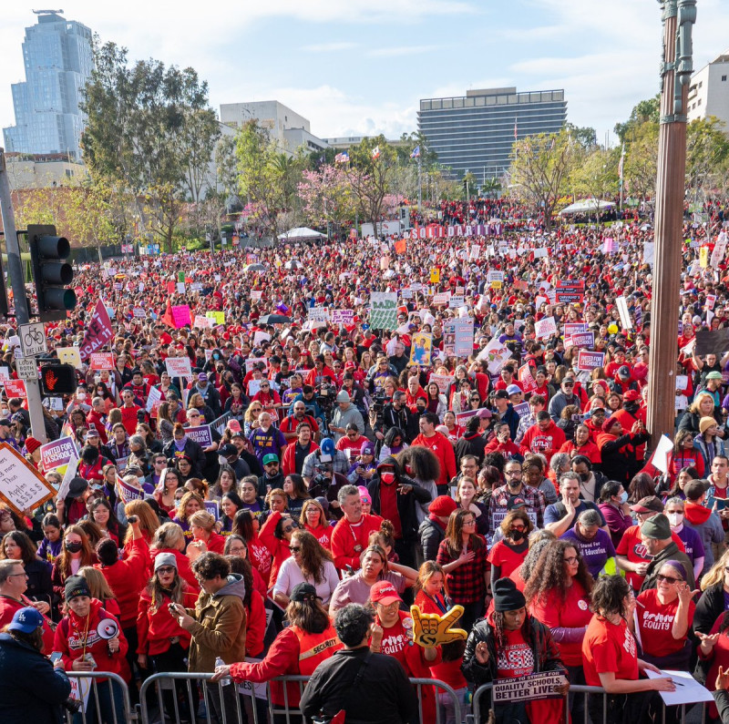 數萬人高喊「洛杉磯聯合學區必須停止助長洛杉磯的貧困」，並進行罷工。   圖：翻攝自@Fightfor15LA Twitter