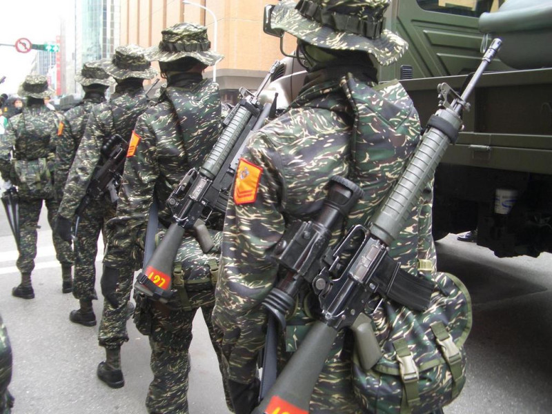 國造T65K2步槍。圖為2007年中華民國國慶閱兵預演，陸戰隊士兵背負裝有夜視鏡步槍參演。   圖：翻攝維基百科(資料照片)