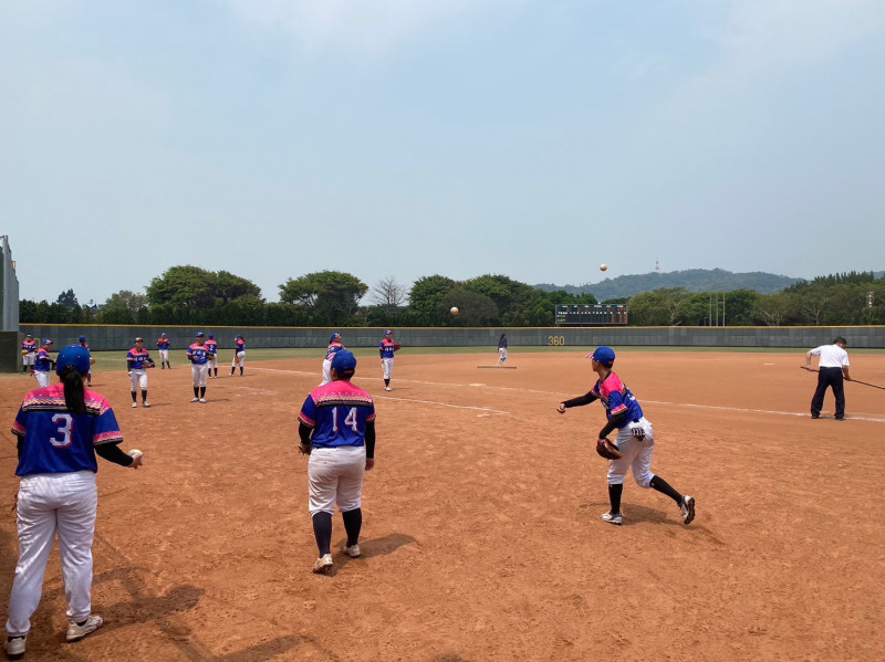 新北女壘為110年全原運冠軍，首日即以開局二連勝顯示連霸的野心，圖為賽前熱身情形。   圖：新北市原民局提供