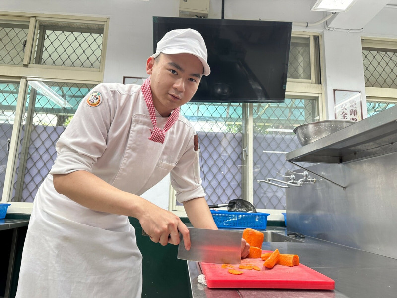 穀保家商畢業生徐銘隆，獲「技職傑出獎」。取得33張國內外專業技能證照，也獲得13項國內外廚藝獎項，希望成為一名成功的主廚。   圖：新北市教育局提供