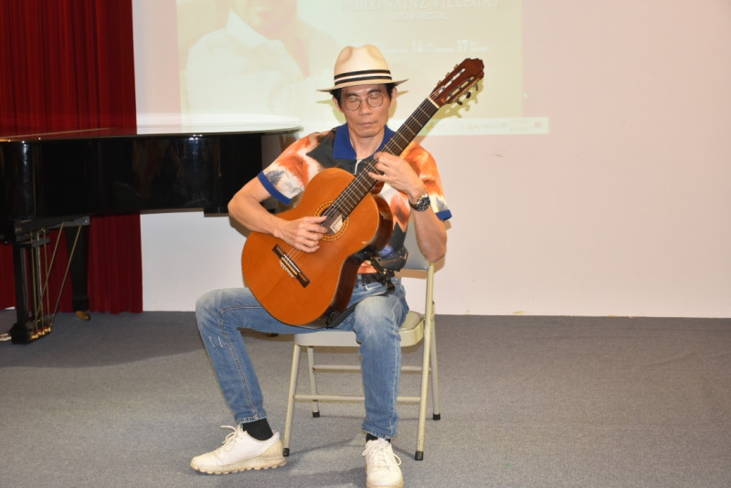 蔡世鴻在記者會現場演奏西班牙代表性吉他名曲。   圖：孫家銘攝